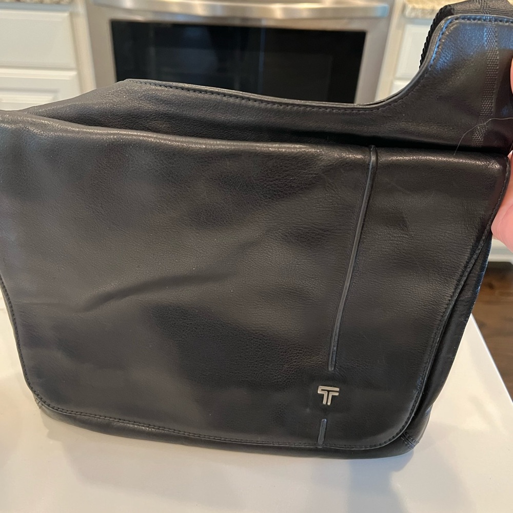 Tumi Bryce Black Leather Flap Crossbody Bodybag Style 6923D -worn once! Like New